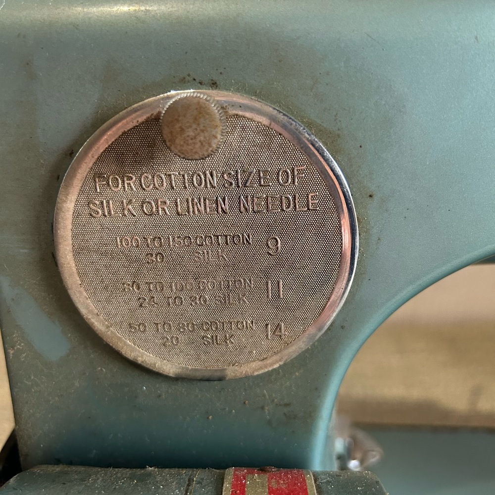 Sewing Machine - Picture 4 of 12